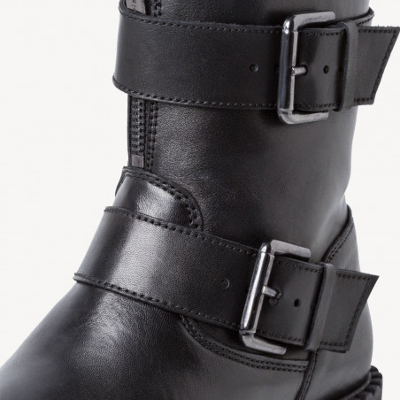 Tamaris black boot in leather with buckles and