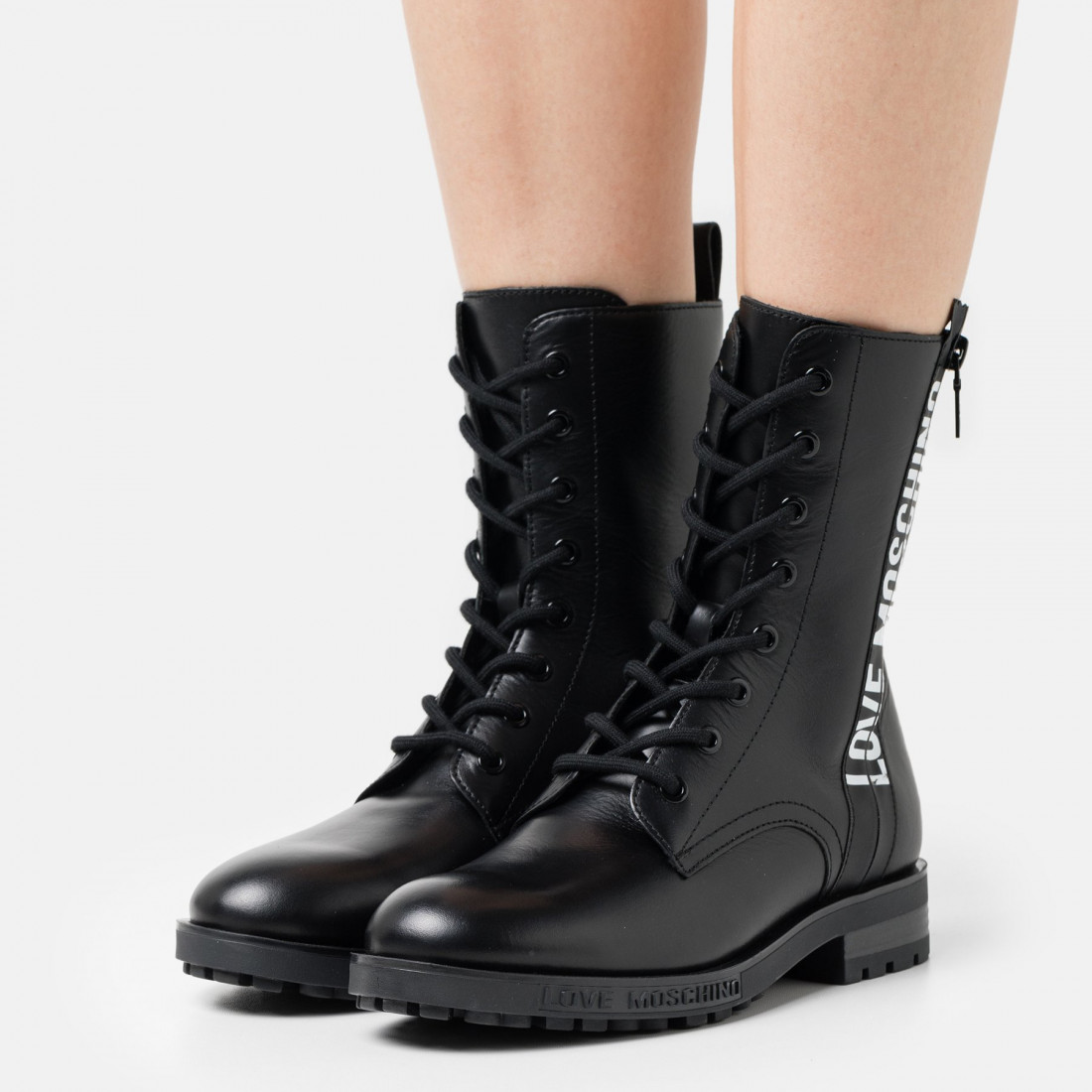 molecuul Maakte zich klaar Honger Love Moschino women's black combat boots with zip and logo