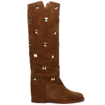 Versnel Claire uitstulping Via Roma 15 brown boot with gold studs and internal wedge